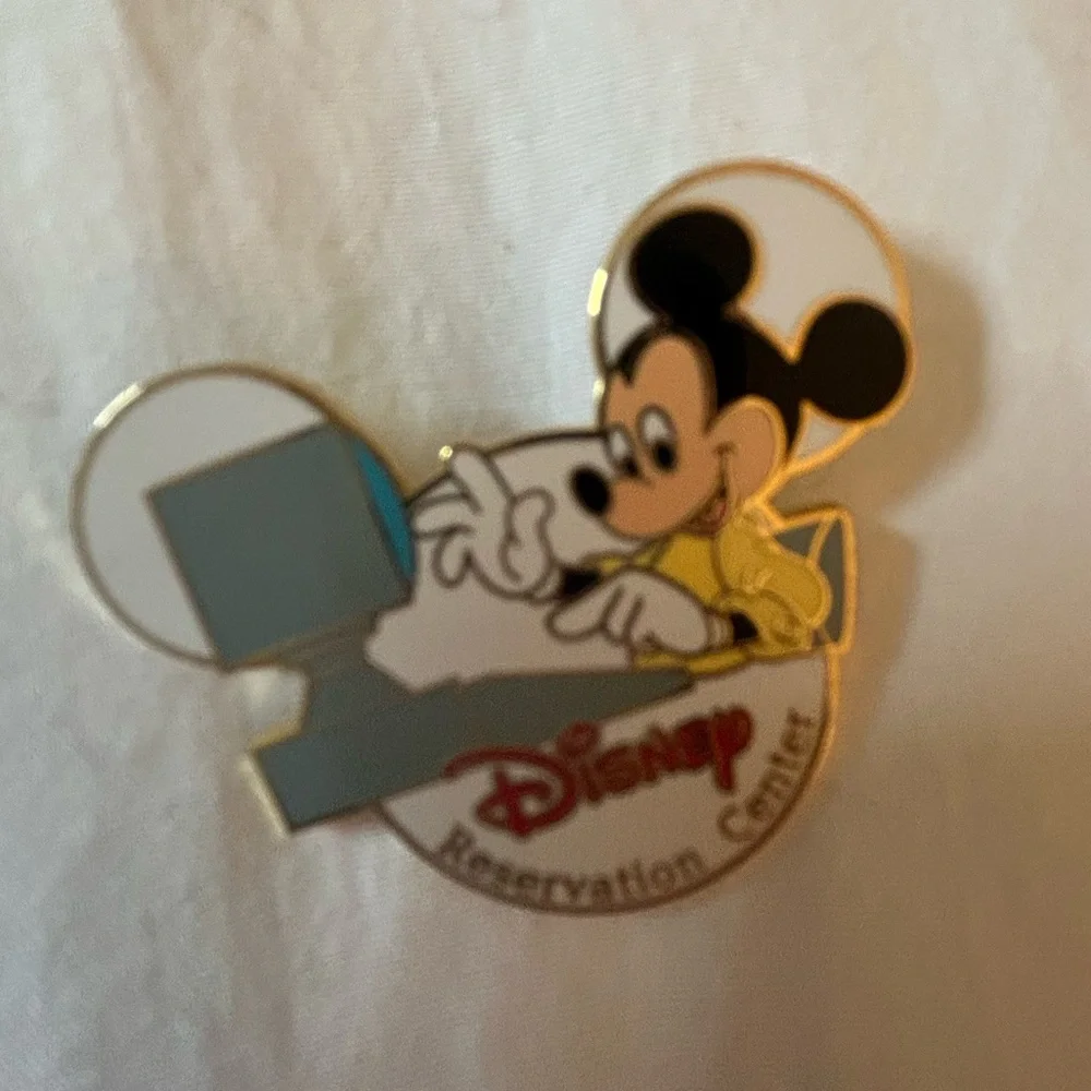 Disney 2003 Vhtf Mickey Mouse Reservation Center LE 1000 Cast Award Gift Pin